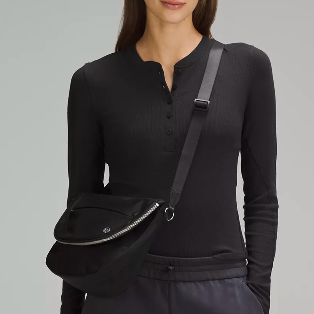lululemon all night festival 5L bag in black/silver

brand new, never worn